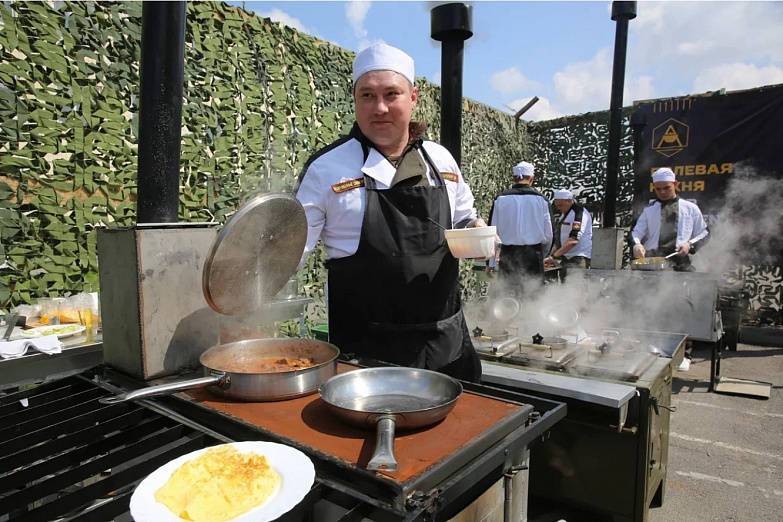 Ростовские шеф-повара провели мастер-класс по полевой кухне для военнослужащих