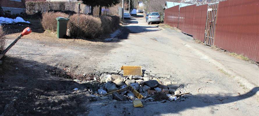 Жители отдаленного микрорайона Петрозаводска сами отремонтировали дорогу подручными средствами