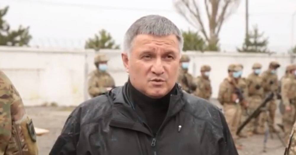 "Огромные потери для агрессора": Аваков проверил подразделения МВД в Мариуполе (видео)