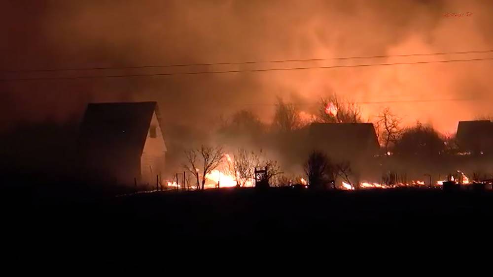 В Архангельской области сгорела деревня из-за пала сухой травы