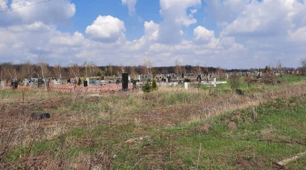 Оккупанты на Донбассе цинично обстреляли кладбище