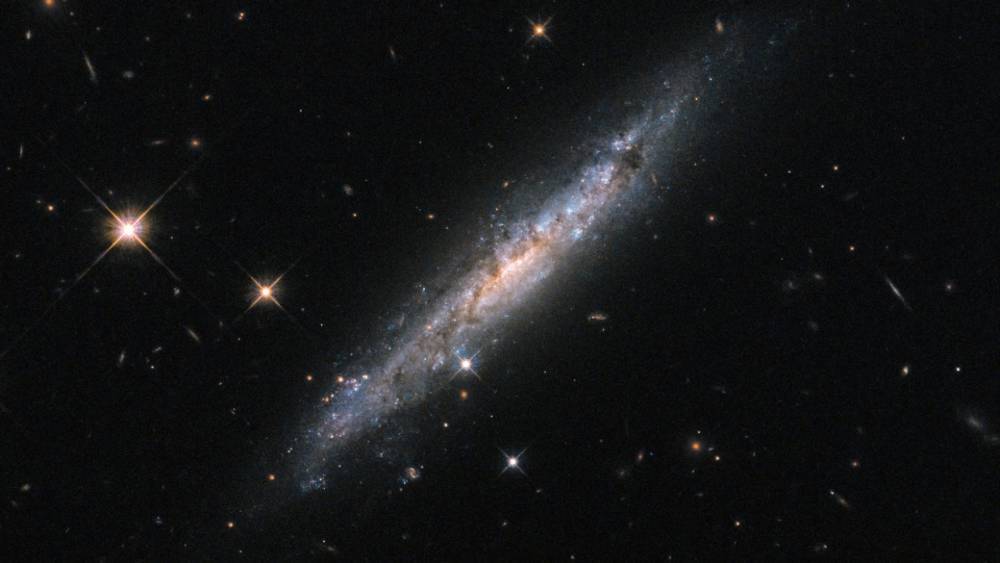 Необычную мини-галактику с вращающимся внутри газом обнаружили астрономы