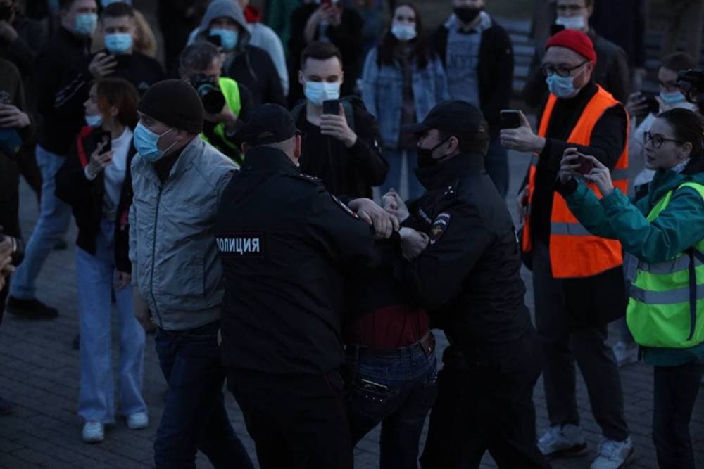 Участник митинга в Челябинске получил штраф за плевок на машину ГИБДД
