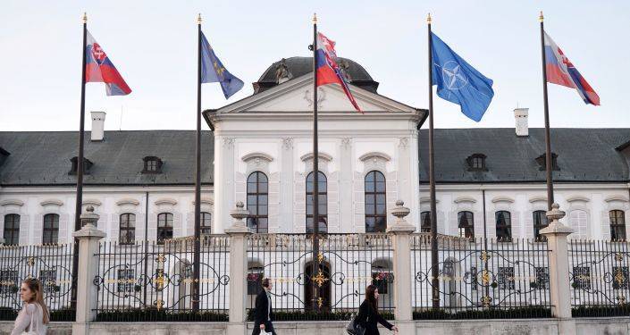 Словакия высылает трех сотрудников посольства России