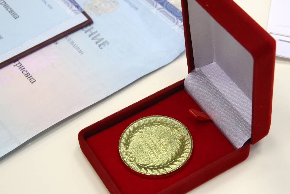 Выпускнице школы в Дагестане выдали медаль после вмешательства прокуратуры