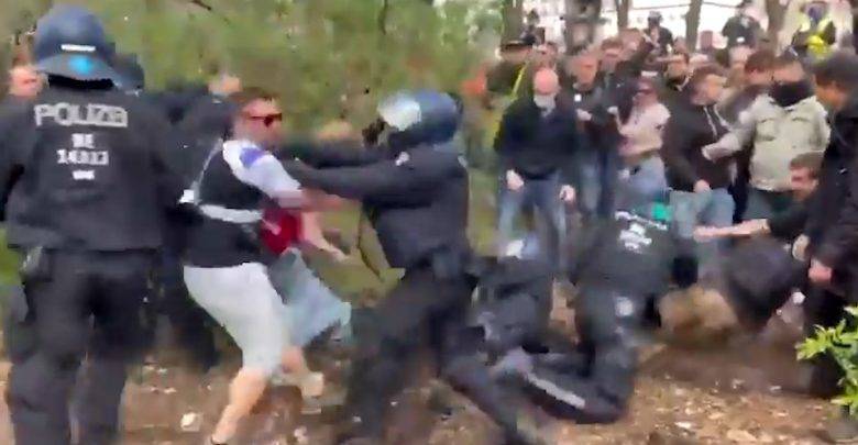 В Берлине почти 30 полицейских пострадали во время антиковидных протестов – видео