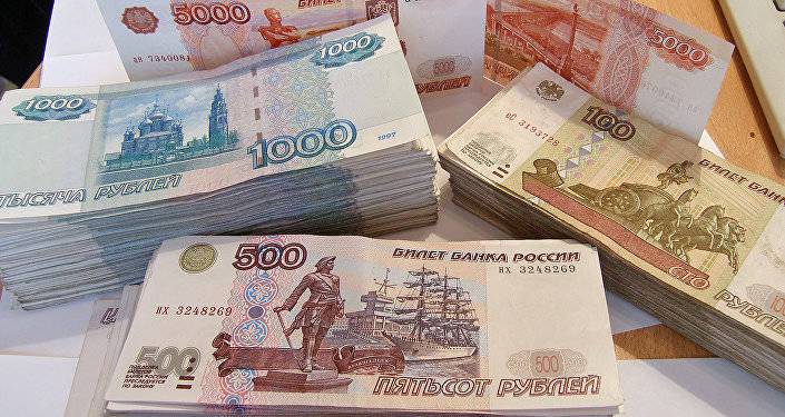 Курс рубля снижается, несмотря на рост стоимости нефти