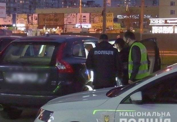 В Киеве злоумышленник взял в заложники двоих женщин и требовал выкуп (видео)