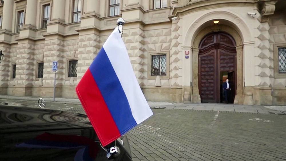 Чехия назвала число остающихся в Праге сотрудников посольства России