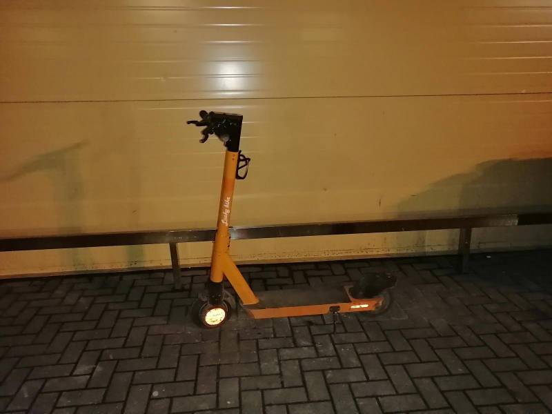 На парковке у ТРЦ «Премьер» Nissan Note сбил 21-летнюю рязанку на электросамокате