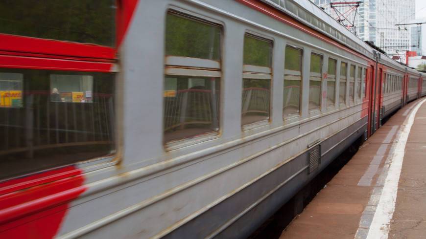 Электричка задела платформу в Подмосковье, движение шести поездов задерживается