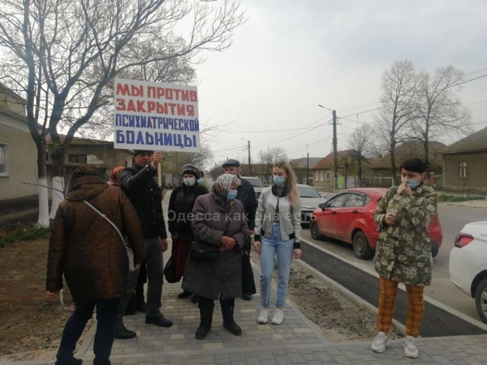 Боятся за свои семьи: под Одессой люди восстали против закрытия больницы, видео