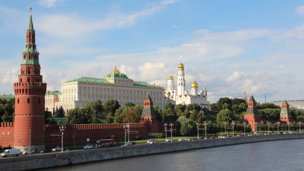 В Кремле прокомментировали отвод войск с южных и западных границ России