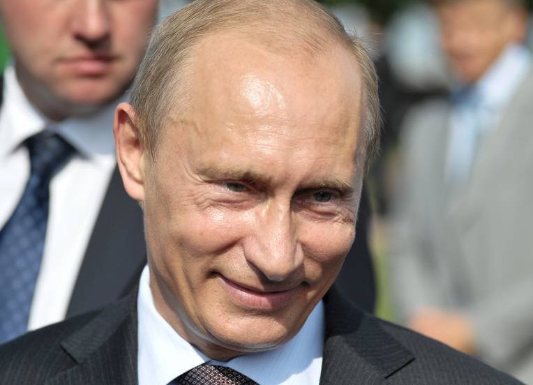 Путин объявил майские праздники непрерывными для россиян