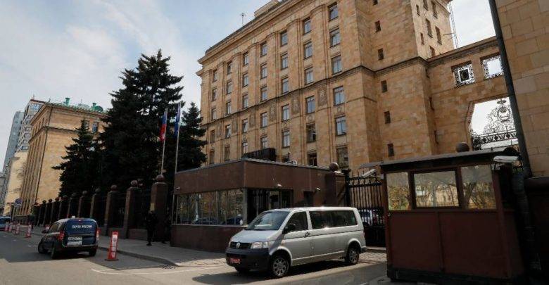 Россия и Чехия сократят штат своих посольств до семи дипломатов
