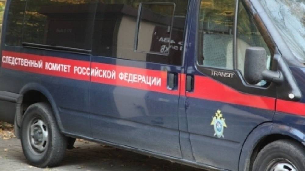 СК расследует гибель найденного на обочине подростка в Москве