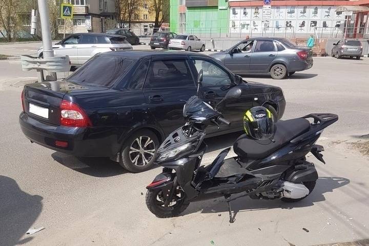 На улице Спортивной в Рязани скутер врезался в автомобиль