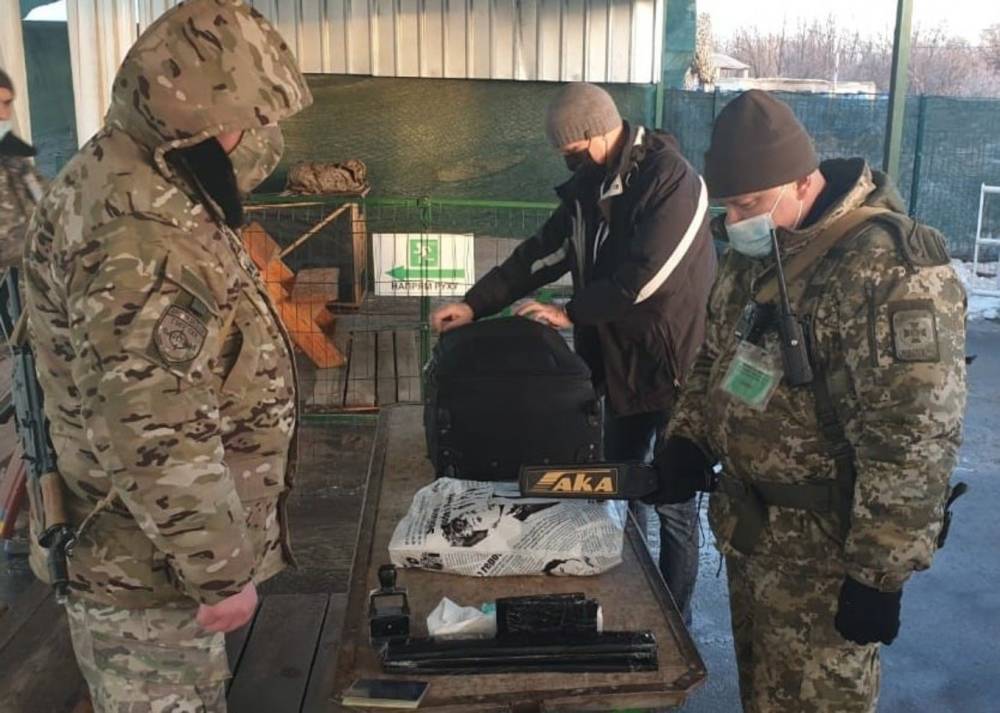 Украинец пытался вывезти из оккупированного Донбасса 150 тысяч долларов: их конфисковали