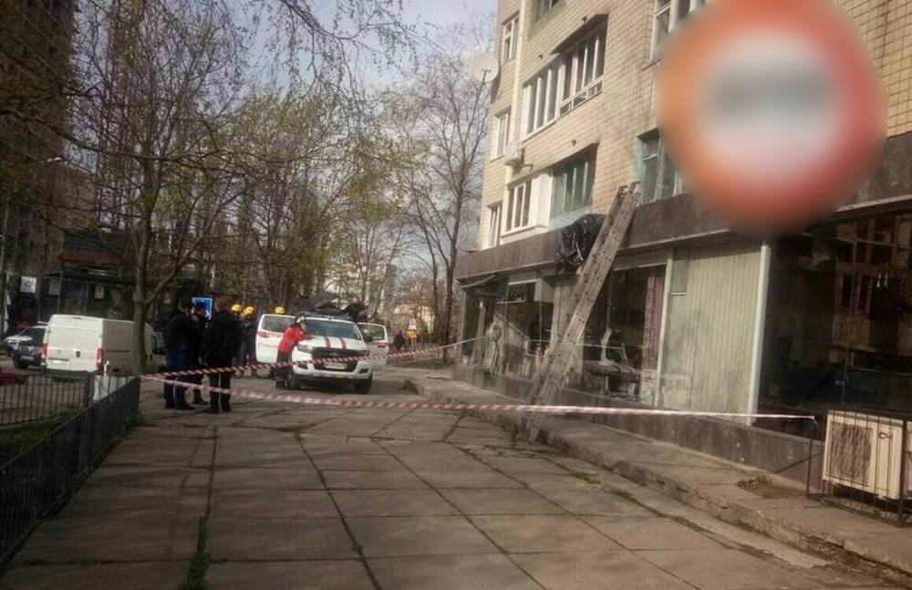 В Киеве мужчина выпал с 8-го этажа и повис на козырьке (фото)