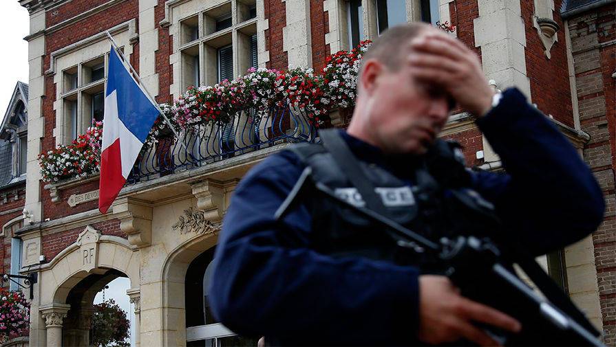 Во Франции усилены меры по охране полицейских после убийства сотрудницы