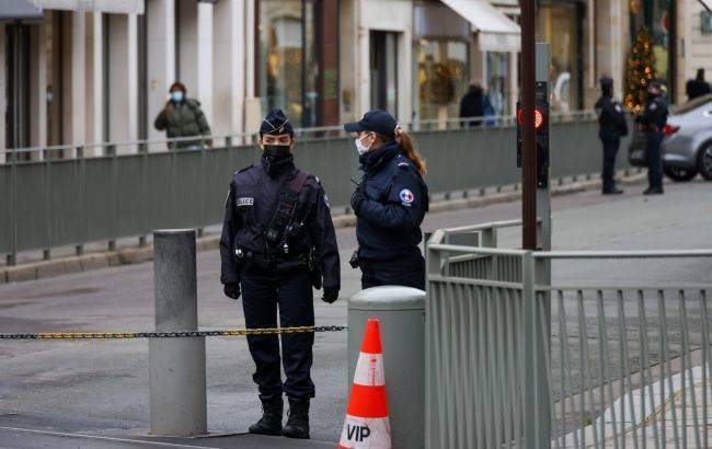 Под Парижем мужчина напал с ножом на полицейского