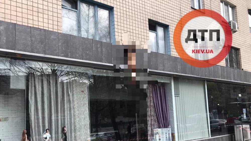 В Киеве на Соломенке мужчина выпрыгнул с 8 этажа и разбился насмерть