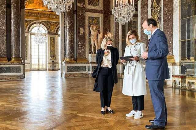 Первая леди и кеды: наряд жены президента в Версале сделал выручку ЦУМу