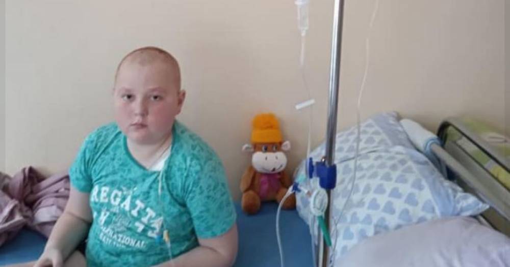 Семья Максима просит помочь им в лечении сына от рака крови