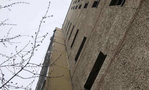 В Тюмени рабочий сорвался с высоты пятого этажа