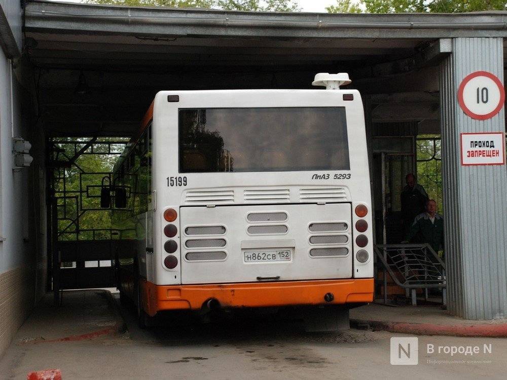 Автобус врезался в легковушку на Нижне-Волжской набережной