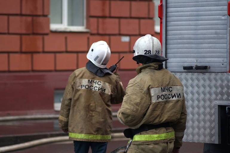 На юго-западе Петербурга из горящей квартиры вынесли ребенка