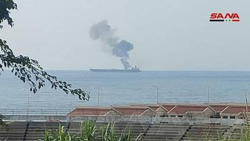Пожар на нефтяном танкере у берегов Сирии: подозревается атака беспилотника
