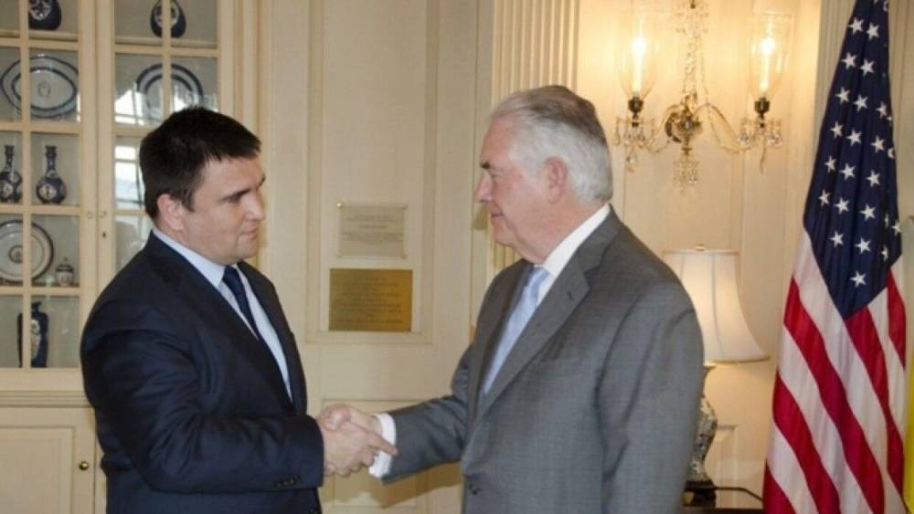 Экс-министр иностранных дел Украины предложил встречать американскую армию цветами