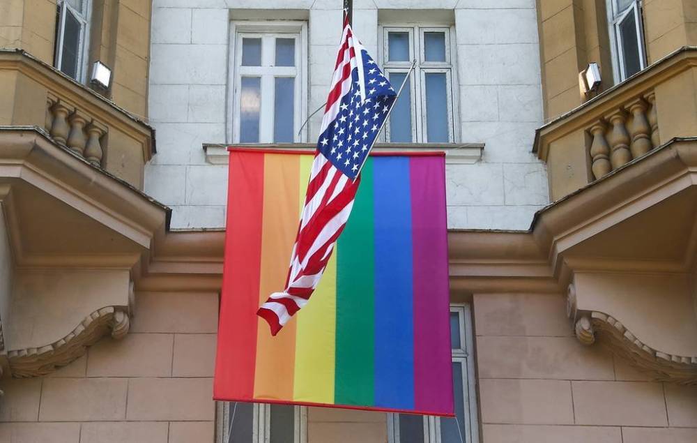 «Европейские ценности»: Посольствам США разрешили вывешивать флаг ЛГБТ-движения вместе с американским