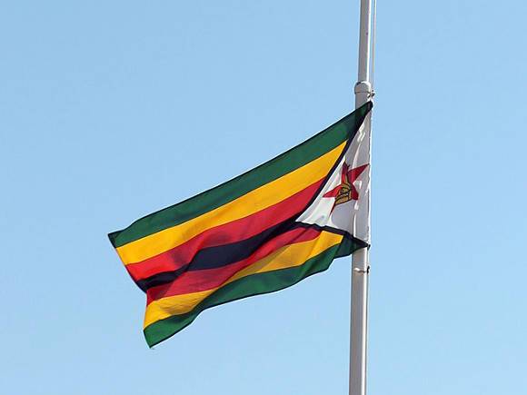 В Зимбабве военный вертолет рухнул на жилой дом и схоронил экипаж и маленького ребенка (видео)