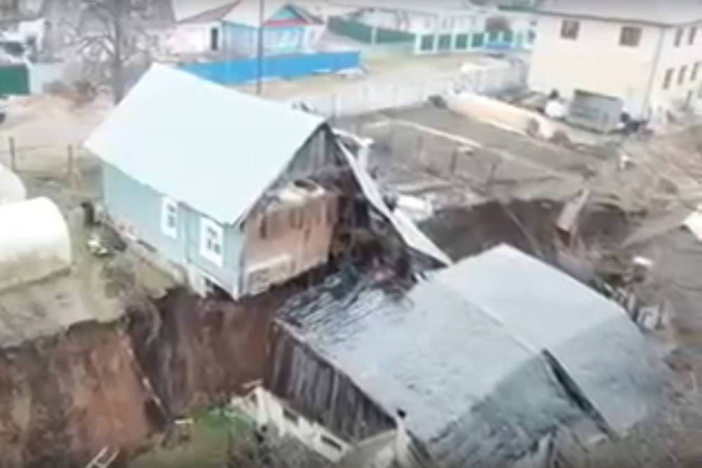 В Нижегородской области провал грунта разорвал дом пополам