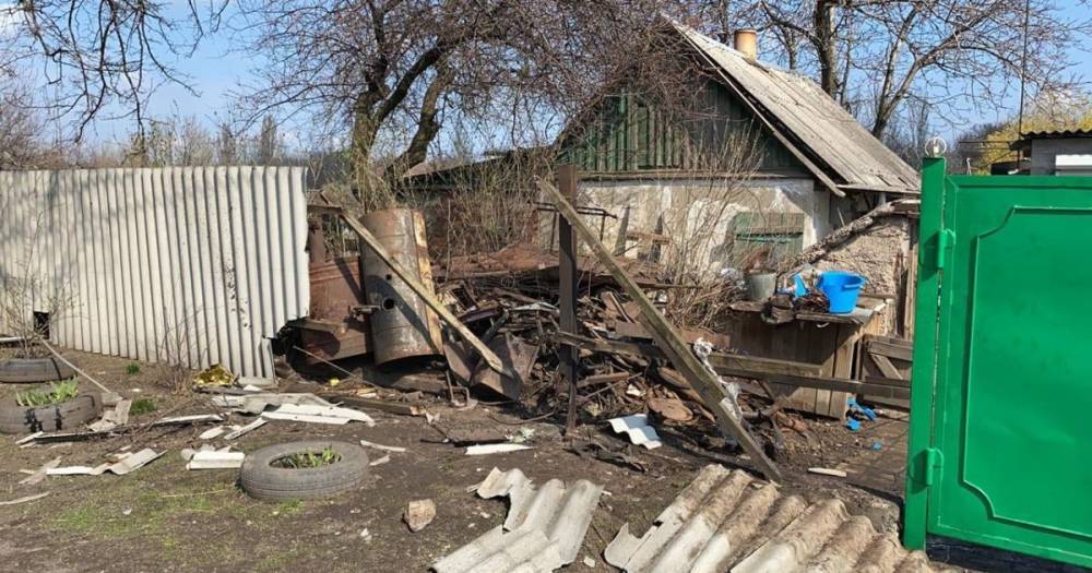 Боевики обстреляли ракетами частный дом на Донбассе (фото) (5 фото)