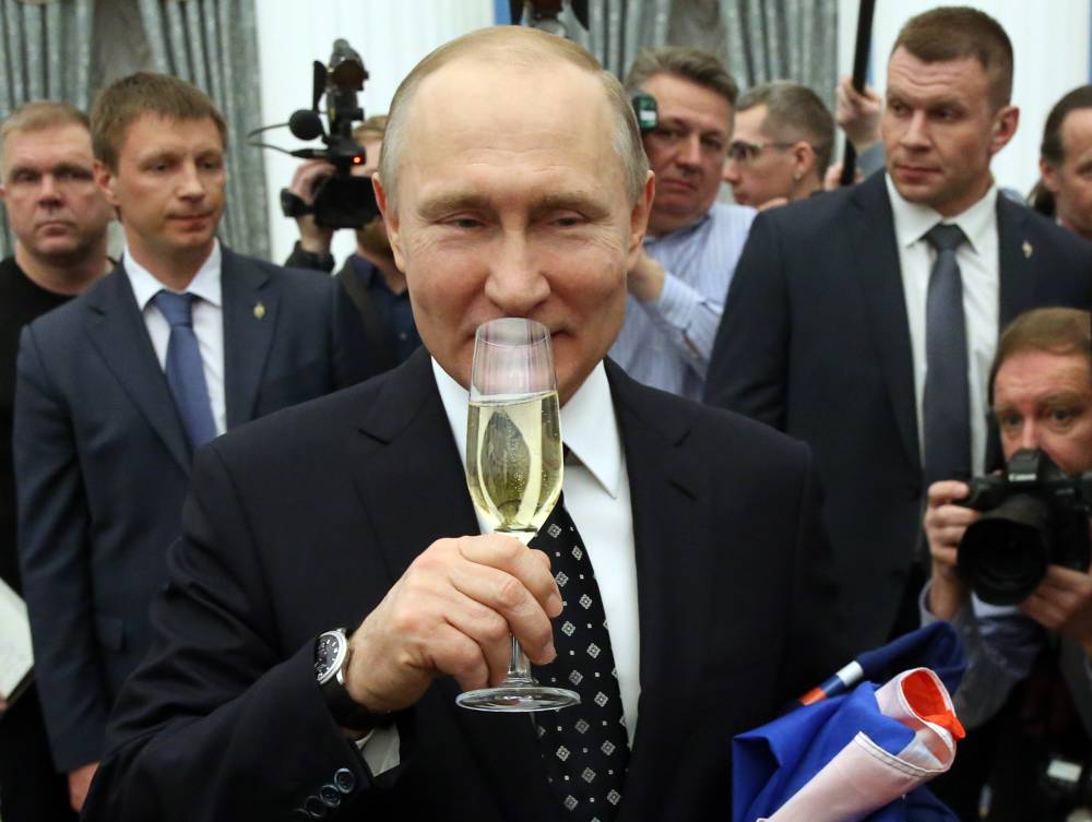 Путин доволен реакцией мира на "бряцание оружием", – Bloomberg