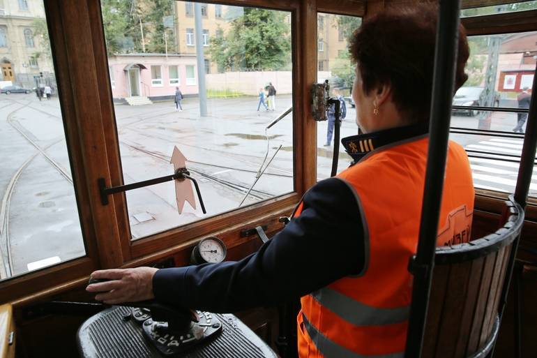Два школьника расстреляли трамвай в Петербурге