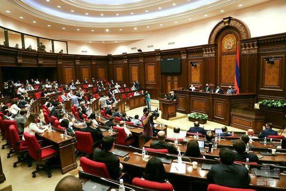 Правительство Армении ушло в отставку вслед за премьером Пашиняном