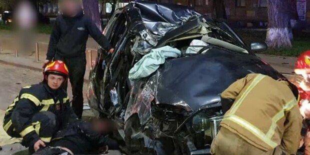 На проспекте Победы в Киеве пьяный водитель влетел в столб: пассажир в больнице в тяжелом состоянии
