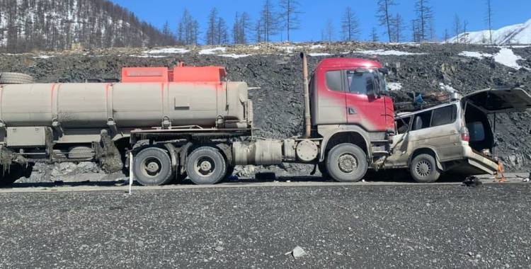 В Якутии в ДТП с грузовиком погибли четыре человека