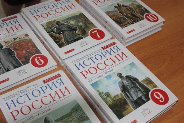 После критики Путина: Минпросвещения проверит учебники по истории