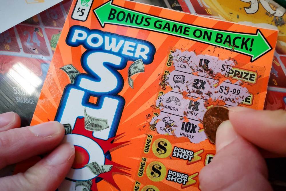 Женщина выиграла 500 000 долларов: брат забыл о ее дне рождения и подарил лотерейный билет
