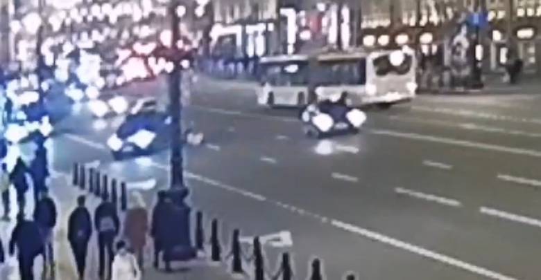 Перебегавшая Невский проспект женщина врезалась в автомобиль — видео