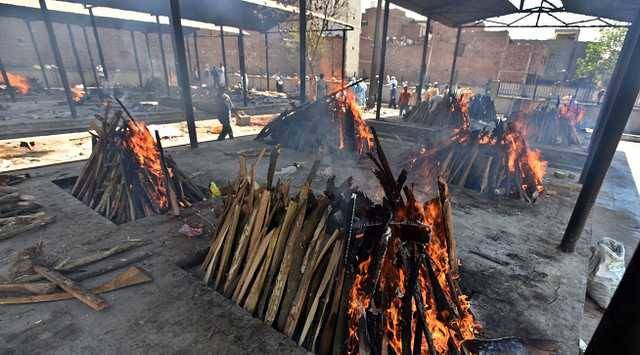 В Индии тела погибших от COVID-19 сжигали прямо на улице, крематории – переполнены