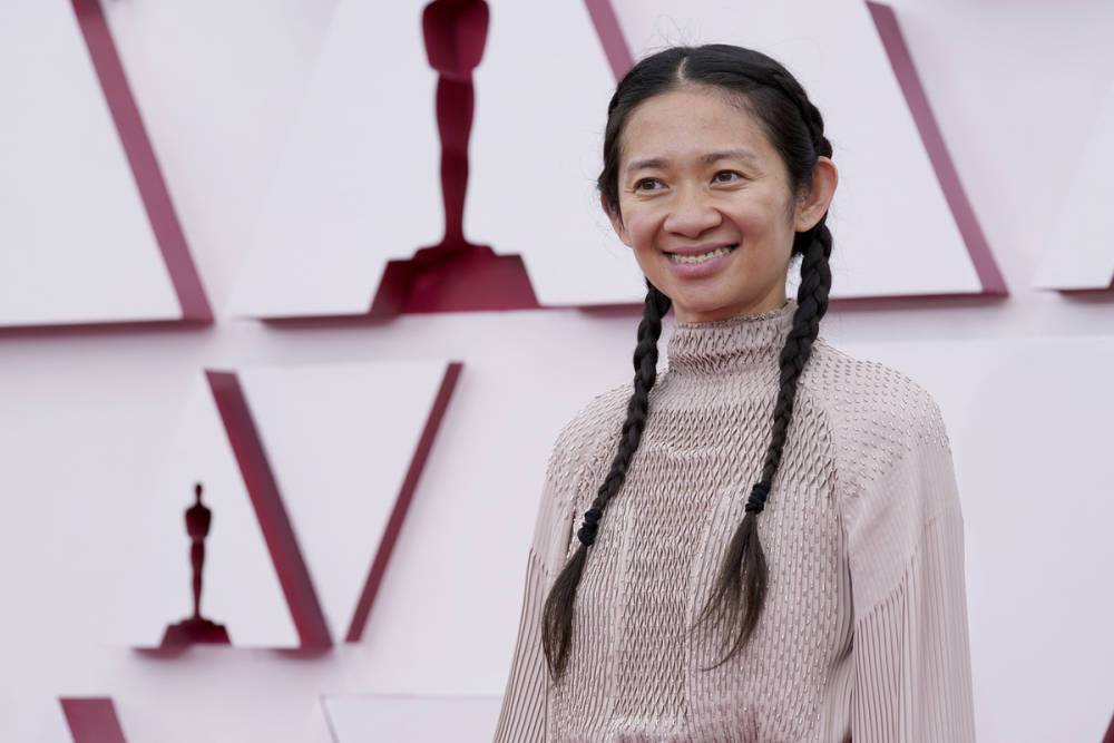 Хлоя Чжао получила Оскар как лучший режиссер за фильм Земля кочевников