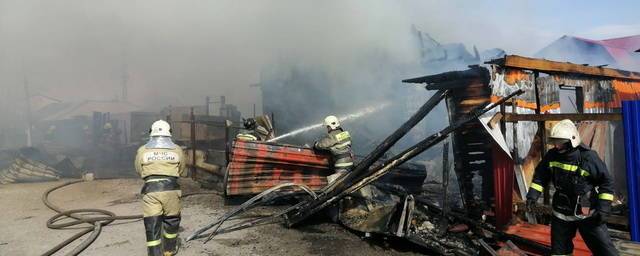 В Омске 25 апреля сгорели три частных дома, стоявшие рядом