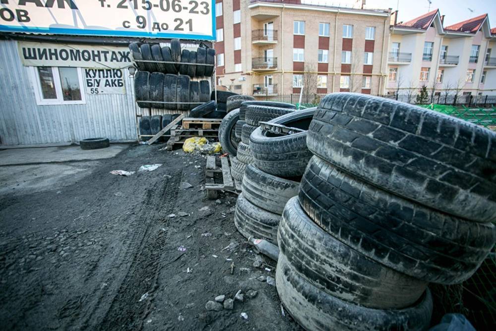 Челябинские дорожники нашли «специфический» мусор. Под подозрением — стритфуд и шиномонтаж