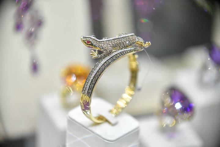 Кольцо из белого золота с бриллиантом украли с выставки в Москве